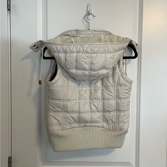 American Eagle Cropped Puffy Vest - Picture 3 of 6